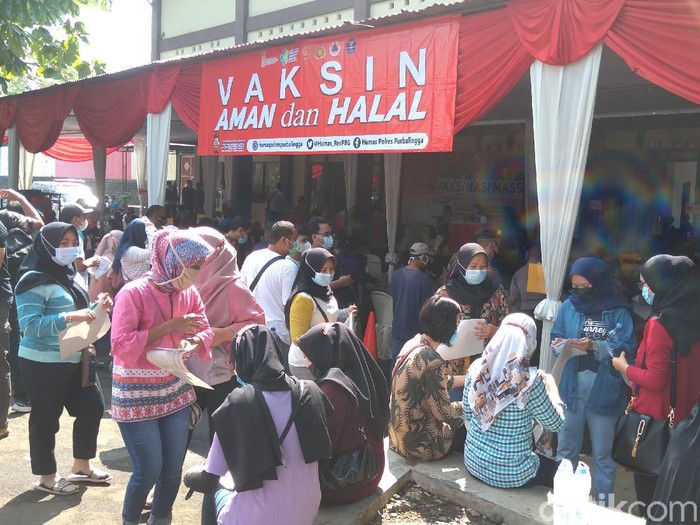 Vaksinasi massal di GOR Goentoer Darjono Purbalingga, Ssabtu (26/6/2021).