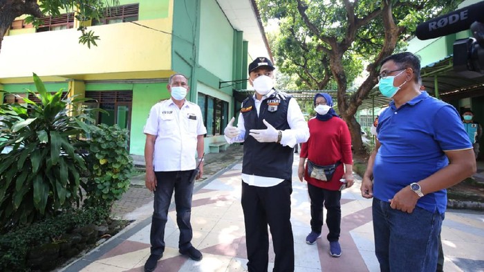 Wali Kota Surabaya Eri Cahyadi di Asrama Haji Sukolilo
