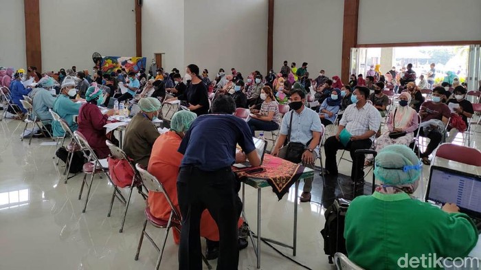 Warga Antusias Ikut Vaksinasi COVID-19 di Kulon Progo Vaksinasi massal COVID-19 dalam rangka Hari Bhayangkara ke-75 digelar di Kompleks TBK, Kulon Progo. Warga antusias mengikuti vaksinasi tersebut.