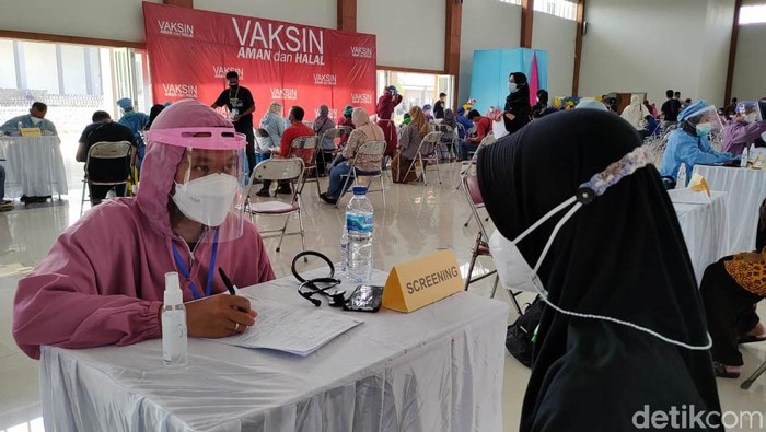 Warga Antusias Ikut Vaksinasi COVID-19 di Kulon Progo Vaksinasi massal COVID-19 dalam rangka Hari Bhayangkara ke-75 digelar di Kompleks TBK, Kulon Progo. Warga antusias mengikuti vaksinasi tersebut.