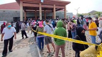  Warga mengikuti vaksinasi COVID-19 di Kompleks Taman Budaya Kulon Progo (TBK), Kapanewon Pengasih, Sabtu (26/6/2021).