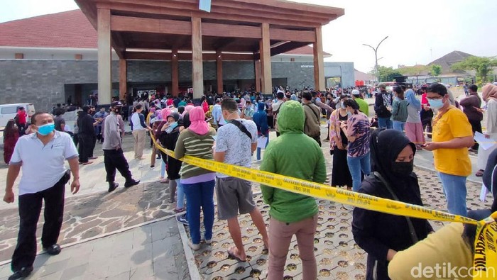 Warga Antusias Ikut Vaksinasi COVID-19 di Kulon Progo Vaksinasi massal COVID-19 dalam rangka Hari Bhayangkara ke-75 digelar di Kompleks TBK, Kulon Progo. Warga antusias mengikuti vaksinasi tersebut.