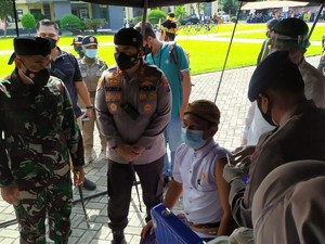 Takut COVID-19, Warga Antusias Ikut Vaksinasi di Mapolres Mojokerto