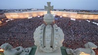 Para wisudawan berkumpul untuk perayaan Scarlet Sails yang menandai kelulusan sekolah di Palace Square.