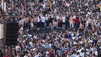 Para wisudawan merayakan kelulusan di Palace Square, St Petersburg, Rusia, Jumat, (25/6/2021). 