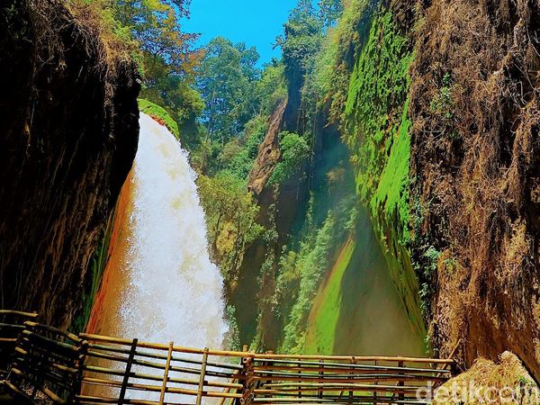 Foto Air Terjun di Bondowoso yang Seperti Ditelan Bumi
