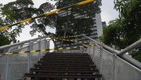 Akses menuju lokasi taman itu juga dibatasi dengan garis agar tak ada warga atau orang yang masuk dan berkerumun sebagai antisipasi penyebaran virus Corona yang menggila akhir-akhir ini.