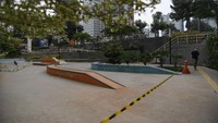 Beberapa fasilitas publik yang ada di Jakarta juga tampak ditutup. Seperti taman skate yang berada di kawasan Dukuh Atas ini tampak sepi dari pengunjung.