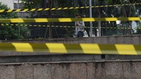 Seorang warga melintasi tali pembatas yang dipasang di area Skate Park kawasan Dukuh Atas, Jakarta, Minggu (27/6/2021). Sebagai informasi, beberapa fasilitas kesehatan dan rumah sakit darurat Wisma Atlet juga telah terisi penuh akibat lonjakan kasus Corona di Ibu Kota.