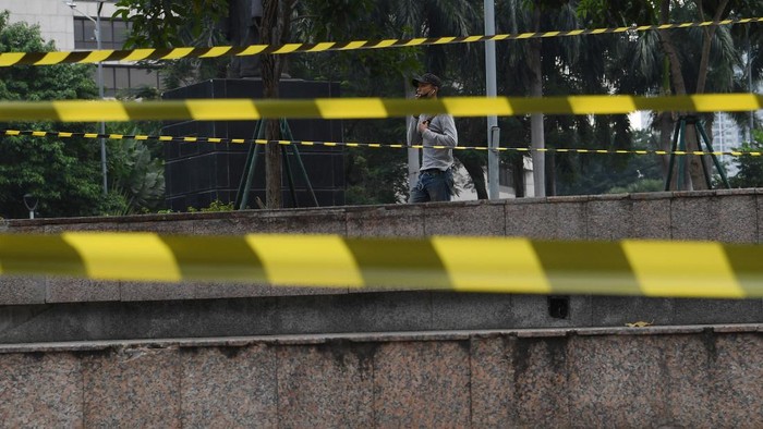 Pengendara melintasi kawasan jalan Sudirman yang lengang di Jakarta, Minggu (27/6/2021). Pembatasan kegiatan oleh pemerintah melalui PPKM Mikro hingga 5 Juli 2021 antara lain penutupan ruang publik, pembatasan operasional transportasi serta  penerapan protokol lebih ketat diharapkan dapat mengurangi penyebaran COVID-19 dimana fasilitas kesehatan telah penuh dalam menghadapi lonjakan pasien terkonfirmasi COVID-19. ANTARA FOTO/Wahyu Putro A/aww.