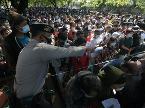 Pakar Kesehatan Soroti Vaksinasi Massal yang Malah Picu Kerumunan