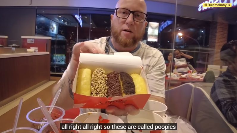 Bule Cicip Pukis di KFC Indonesia