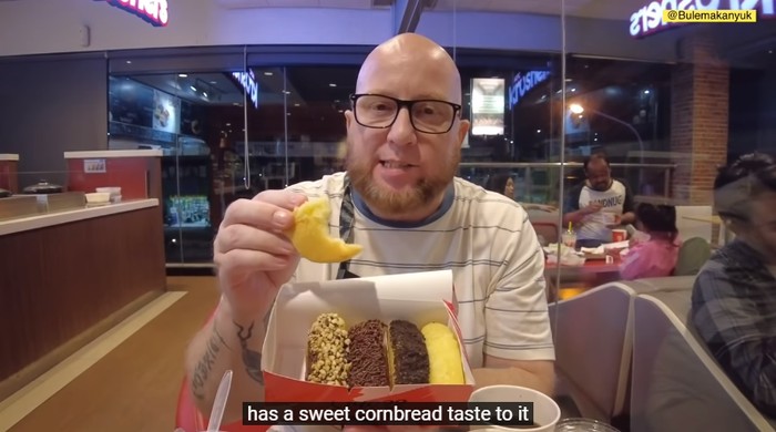 Bule Cicip Pukis di KFC Indonesia Bule Cicip Pukis di KFC Indonesia