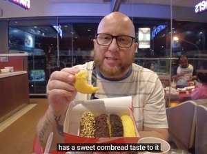 Bule Ini Cicip Pukis Viral dari KFC Indonesia, Begini Pendapatnya!