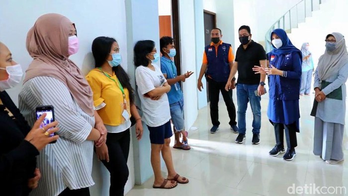 Bupati Banyuwangi Ipuk Festiandani berkeliling ke tiga pusat isolasi bagi pasien COVID-19 dan tempat karantina pekerja migran. Salah satunya Gedung Diklat ASN.