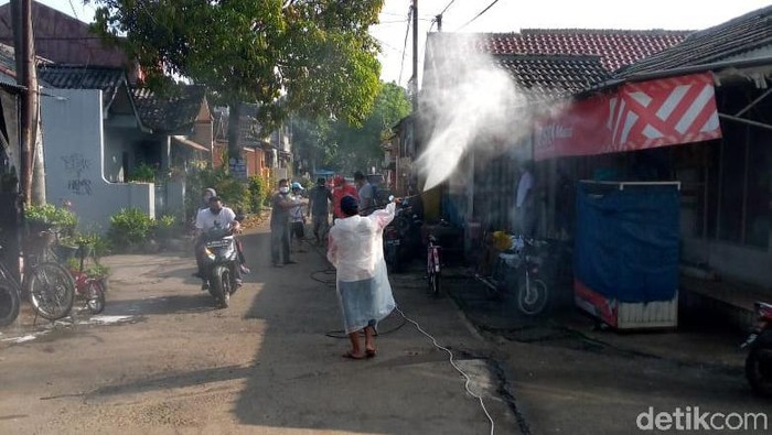 Kesadaran masyarakat dalam menanggulangi pandemi Corona perlu terus digalakkan. Seperti warga Sawangan ini yang secara swadaya melakukan penyemprotan mandiri.