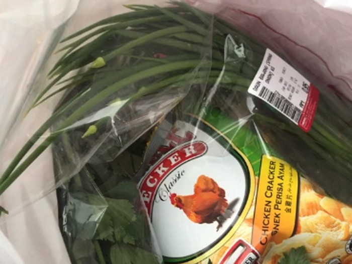 Disuruh beli seekora ayam potong malah beli snack rasa ayam