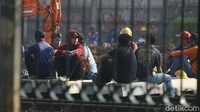 Pembatasan kerumunan dan kesadaran menggunakan masker saat pandemi menjadi tantangan tersendiri. Bukan hanya tugas pemerintah yang membuat regulasi, tetapi juga harus dengan kesadaran sendiri.