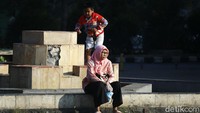 Sampai saat ini, lonjakan kasus harian di Jawa Barat (Jabar) terus meningkat, termasuk di Bekasi menjadi yang tertinggi kedua setelah Depok. Padahal tingkat keterisian Rumah Sakit sudah menjadi bukti begitu berbahayanya COVID-19 ini. Masih mau abai prokes? 