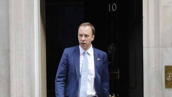 (FILES) In this file photo taken on September 16, 2020 Britains Health Secretary Matt Hancock leaves 10 Downing Street in central London. - UK Health Secretary Matt Hancock resigned on June 26, 2021 after revelations that he broke the governments own coronavirus restrictions during an affair with a close aide. (Photo by Tolga AKMEN / AFP)