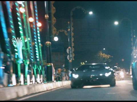 Aksi kejar-kejaran mobil mewah bak film Hollywood Fast & Furious terjadi di Kota Surabaya. Keindahan Kota Surabaya pada malam hari terbingkai apik dalam aksi yang dilakukan para Crazy Rich Surabayans ini.