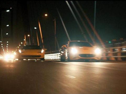 Aksi kejar-kejaran mobil mewah bak film Hollywood Fast & Furious terjadi di Kota Surabaya. Keindahan Kota Surabaya pada malam hari terbingkai apik dalam aksi yang dilakukan para Crazy Rich Surabayans ini.
