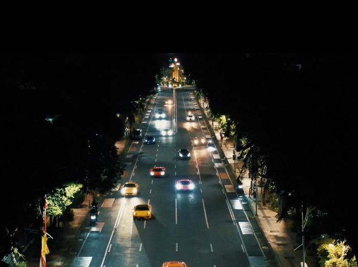 Aksi kejar-kejaran mobil mewah bak film Hollywood Fast & Furious terjadi di Kota Surabaya. Keindahan Kota Surabaya pada malam hari terbingkai apik dalam aksi yang dilakukan para Crazy Rich Surabayans ini.