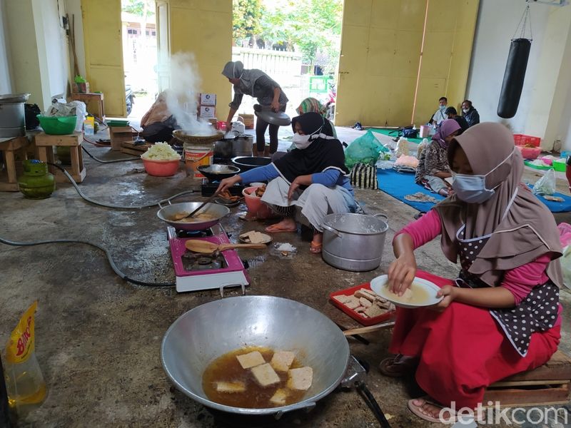 Gotong Royong Warga Grabag Dirikan Dapur Umum untuk Pasien Covid-19
