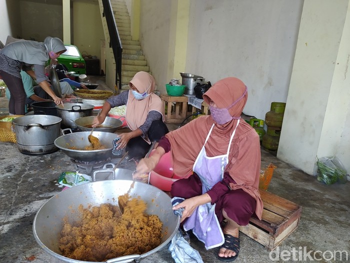 Gotong Royong Warga Grabag Dirikan Dapur Umum untuk Pasien Covid-19