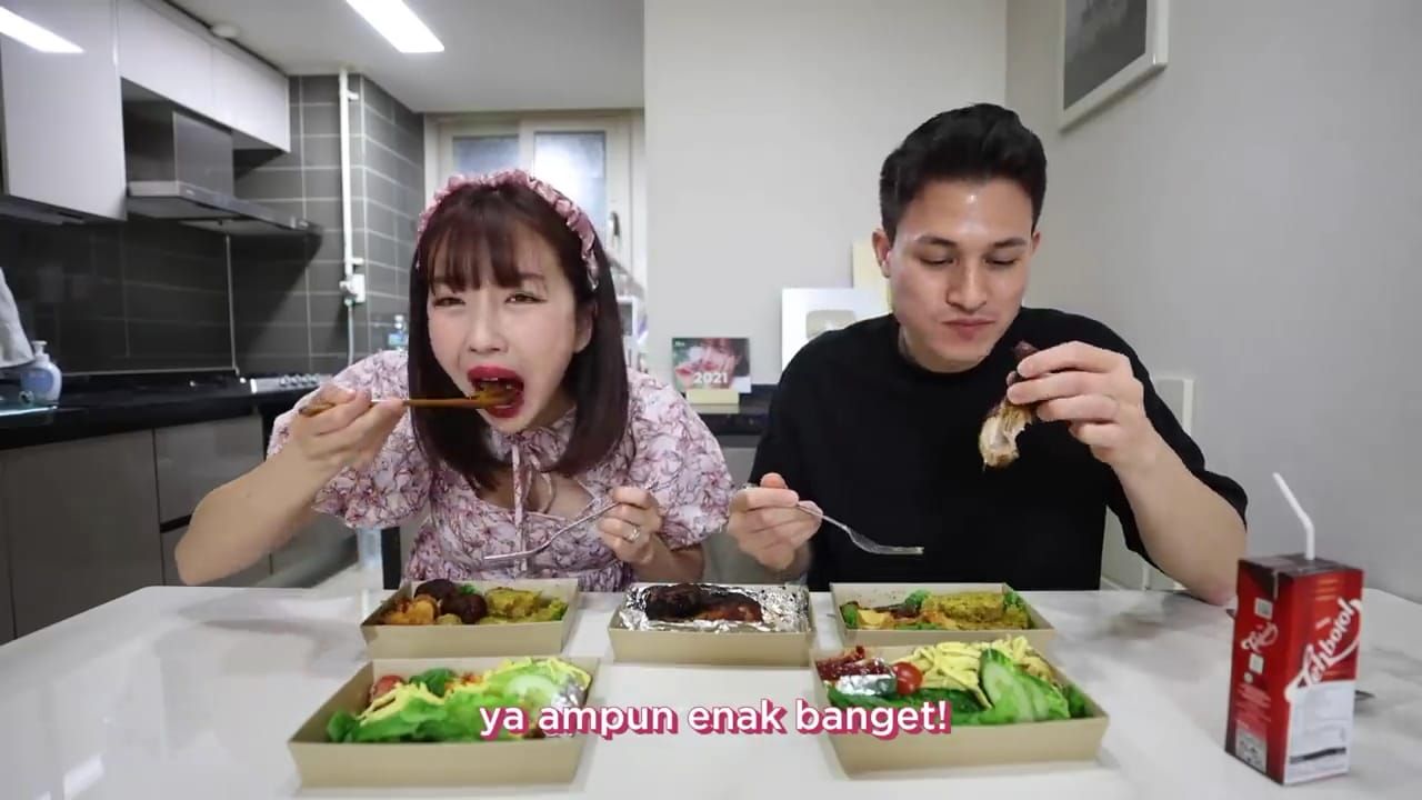 Pasangan di Korea Ini Girang Dapat Hadiah Pernikahan Tumpeng, Ini Komentarnya