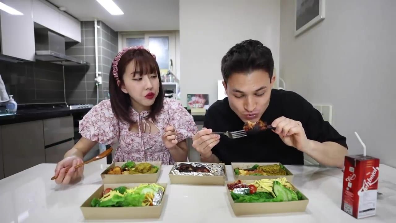 Pasangan di Korea Ini Girang Dapat Hadiah Pernikahan Tumpeng, Ini Komentarnya