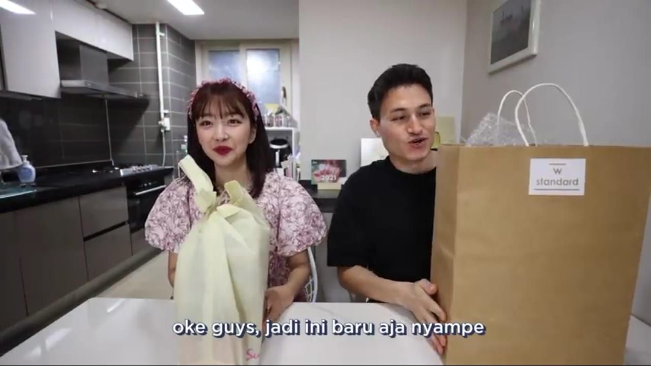 Pasangan di Korea Ini Girang Dapat Hadiah Pernikahan Tumpeng, Ini Komentarnya