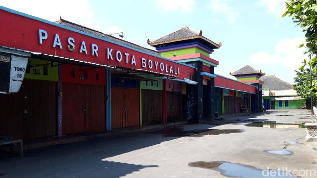 Hari pertama Minggu di Rumah Saja di Boyolali, suasana tampak lengang. Pasar maupun kafe juga ditutup sehari.