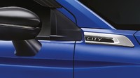 Honda City Hatchback e:HEV menggunakan sistem Sport Hybrid Intelligent Multi-Mode Drive (i-MMD) Full Hybrid yang menggabungkan fungsi bertenaga dari 2 motor listrik. Di atas kertas, City Hatchback e:HEV dibekali mesin 1.500 cc 4-silinder yang bisa mengeluarkan tenaga 98 PS (96 dk) dan torsi 127 Nm. Mesin itu dipadukan dengan motor listrik hingga bisa mengeluarkan tenaga puncak 109 PS (107 dk) serta torsi maksimal 253 Nm, yang kemudian dikombinasikan dengan transmisi E-CVT. Foto: Honda Thailand