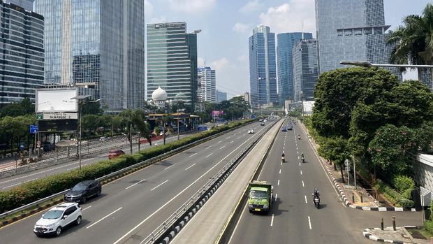 Kondisi Jalan Gatot Subroto, Jakarta, Minggu (27/6/2021), usai PPKM mikro berlaku.