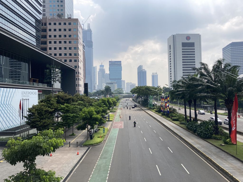 Situasi Jalan Sudirman, Jakarta, Minggu (27/6/2021), usai PPKM mikro berlaku.