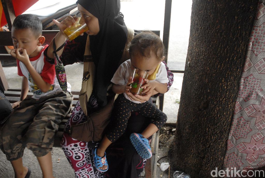 Pembuat jamu  godogkan atau jamu tradisional melayani pembeli di warungnya, Kadipiro, Surakarta, Jawa Tengah, Selasa (3/10). Simbah pembuat jamu godogan tersebut sudah melayani pembeli sejak tahun 60an dimasa pemerintahan presiden Soekarno.  Jamu tradisional ini juga digemari Joko Widodo semasa menajdi walikota Surakarta hingga sekarang. Setiap harinya pedagang mampu menjual sekitar 1000 gelas perharinya dengan harga 2000 pergelas.