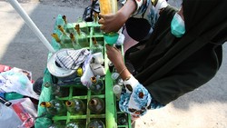 Para pembuat jamu godog atau jamu tradisional melayani pembeli di Kadipiro, Surakarta, Jawa Tengah. Jamu ini merupakan langganan Presiden Jokowi sejak dulu.