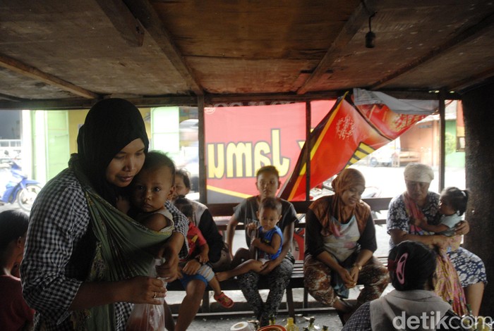 Pembuat jamu  godogkan atau jamu tradisional melayani pembeli di warungnya, Kadipiro, Surakarta, Jawa Tengah, Selasa (3/10). Simbah pembuat jamu godogan tersebut sudah melayani pembeli sejak tahun 60an dimasa pemerintahan presiden Soekarno.  Jamu tradisional ini juga digemari Joko Widodo semasa menajdi walikota Surakarta hingga sekarang. Setiap harinya pedagang mampu menjual sekitar 1000 gelas perharinya dengan harga 2000 pergelas.