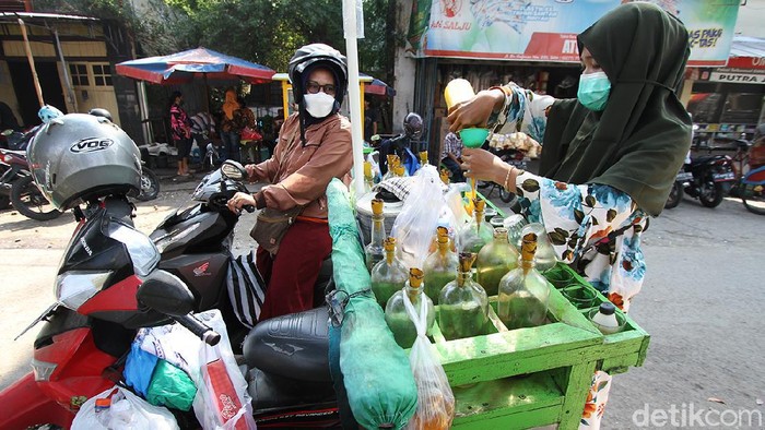 Pembuat jamu  godogkan atau jamu tradisional melayani pembeli di warungnya, Kadipiro, Surakarta, Jawa Tengah, Selasa (3/10). Simbah pembuat jamu godogan tersebut sudah melayani pembeli sejak tahun 60an dimasa pemerintahan presiden Soekarno.  Jamu tradisional ini juga digemari Joko Widodo semasa menajdi walikota Surakarta hingga sekarang. Setiap harinya pedagang mampu menjual sekitar 1000 gelas perharinya dengan harga 2000 pergelas.