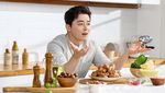 Kerennya Jo Jung Suk Saat Makan Sate dan Berperan Jadi Chef!