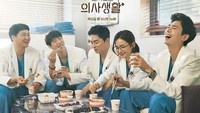 Jo Jung Suk dan sederet bintang Hospital Playlist berada di sebuah adegan makan bersama. Ada tteokbokki dan kimbab yang mereka nikmati. Foto: Jo Jung Suk SNS