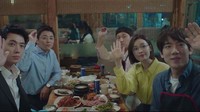 Momen makan bersama aktor dan aktris Hospital Playlist juga terlihat saat menikmati aneka makanan khas Korea di sebuah restoran. Foto: Jo Jung Suk SNS