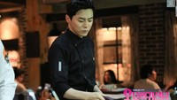 Dalam drama Oh My Ghost, Jo Jung Suk juga pernah berperan menjadi seorang chef profesional. Ini momennya saat memasak di dapur. Foto: Jo Jung Suk SNS