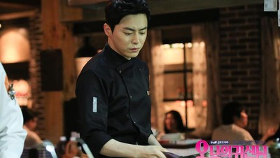 Kerennya Jo Jung Suk Saat Makan Sate dan Berperan Jadi Chef!