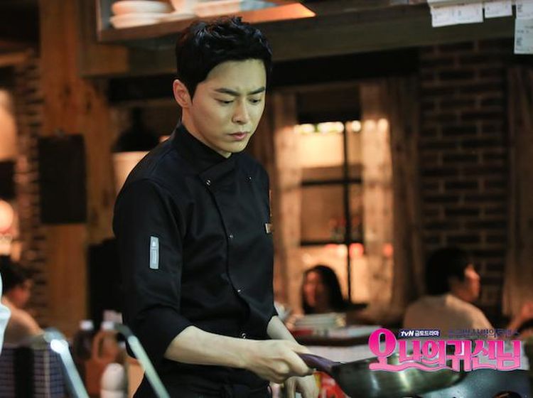 Kerennya Jo Jung Suk Saat Makan Sate dan Berperan Jadi Chef!