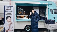 Jo Jung Suk sering menerima bentuk dukungan atas karyanya dari para fans. Seperti momennya menikmati kopi di coffee truck untuknya. Foto: Jo Jung Suk SNS