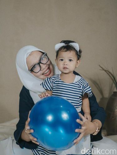 Kisah Anggun Wahyuni yang negatif Corona, merawat anaknya yang positif.