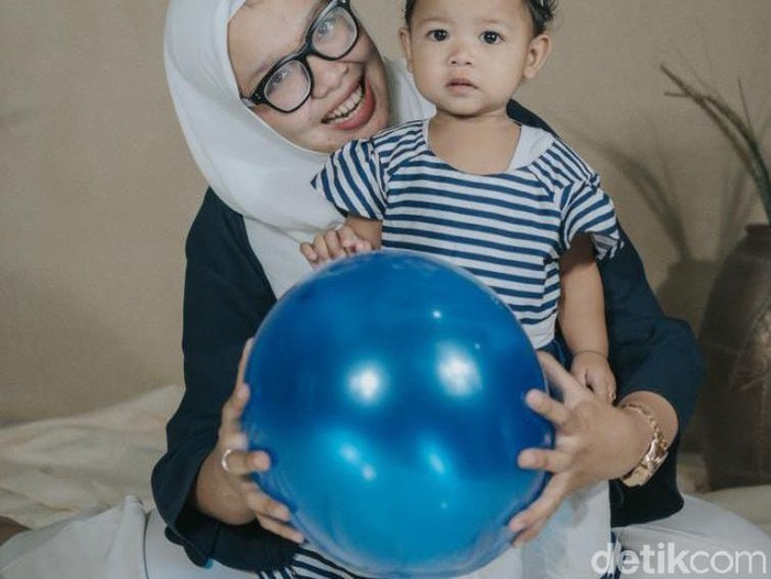 Kisah Anggun Wahyuni yang negatif Corona, merawat anaknya yang positif. Kisah Anggun Wahyuni yang negatif Corona, merawat anaknya yang positif.