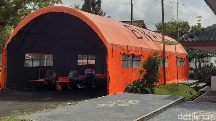 Klaster ziarah Wali Songo di Banyuwangi bertambah. Ada 61 warga Kecamatan Licin yang positif COVID-19 usai ziarah Wali Songo.
